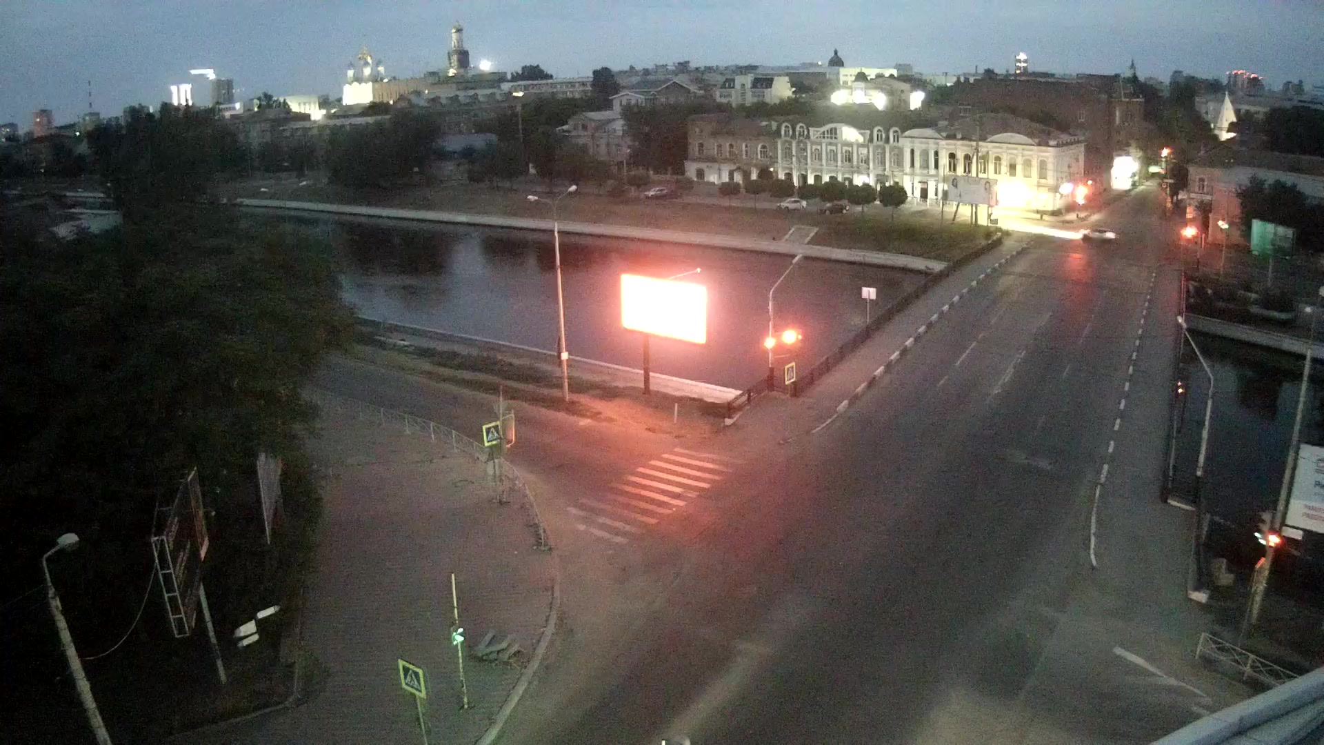 Красная набережная в Астрахани