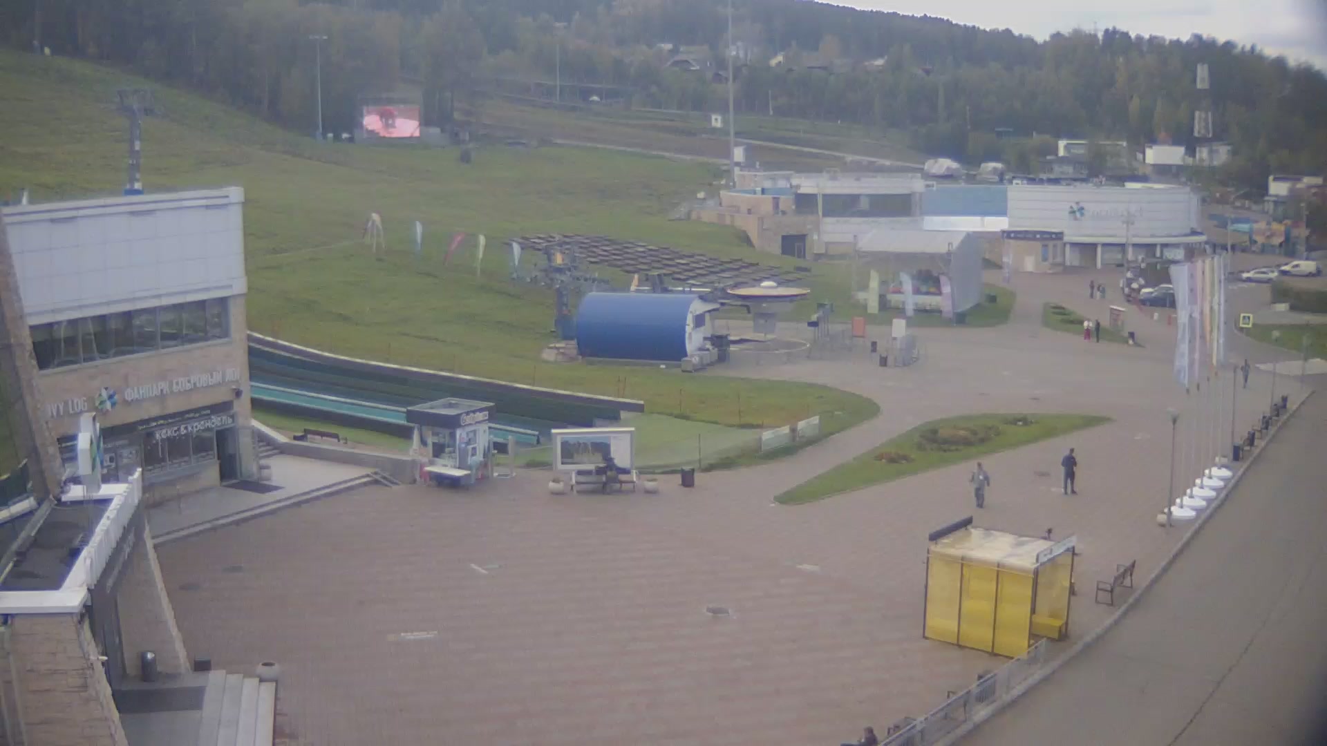 Горнолыжный курорт Бобровый лог, площадь перед сервисным центром «Оазис»