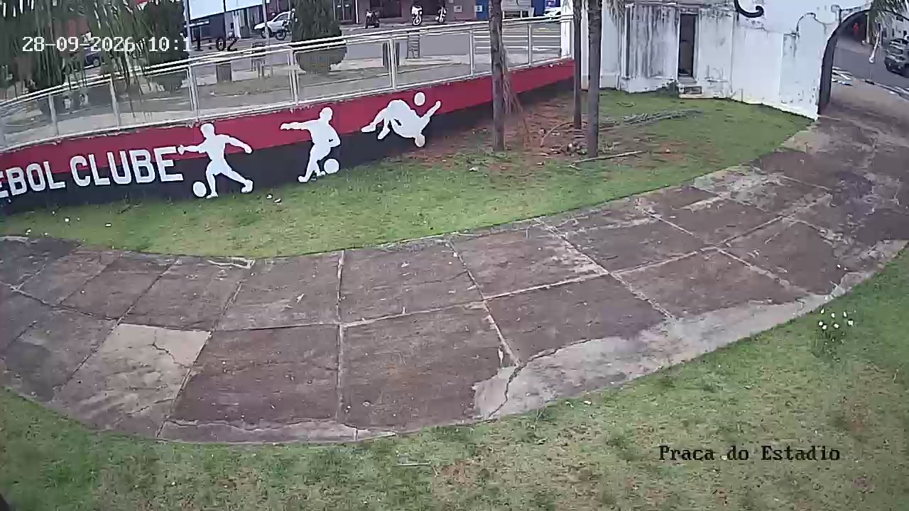 Площадь стадиона в Тупе