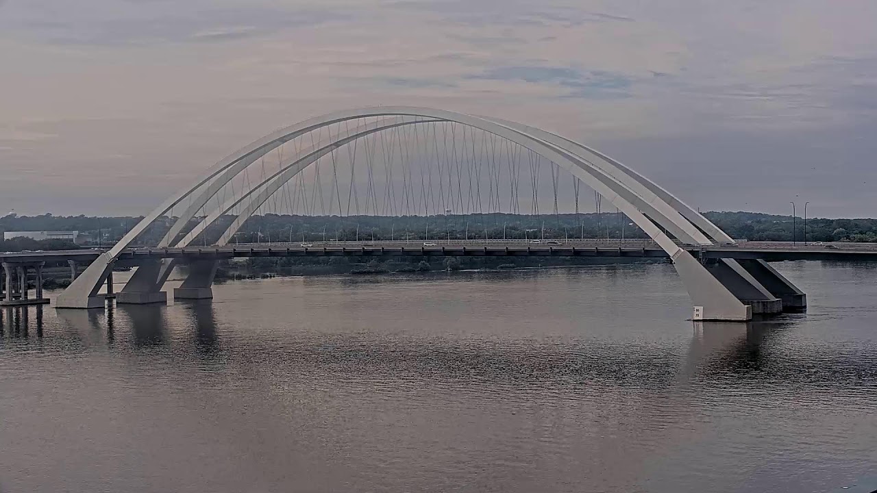 Вид на мост I-74 через реку Миссисипи