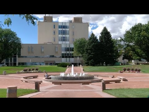 Кампус CSU Pueblo с фонтаном